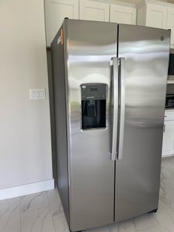 GE Stainless Steel Side-by-Side Refrigerator with Ice & Water Dispenser – Excellent Condition