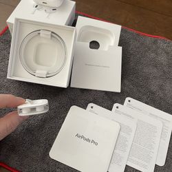 Apple AirPod Pro (1st generation) with Wireless Charging Case