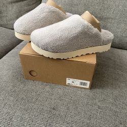 Women’s Ugg Slippers 