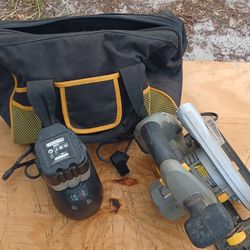 Rockwell  18 Volt 5 1/2 inch cordless circular saw w/charger/Battery & carry case