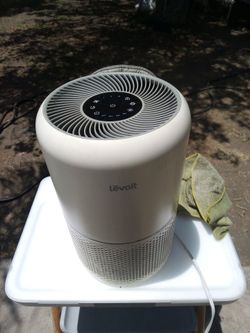 !! Air Purifier Works great Has a Filter Though the Light is on