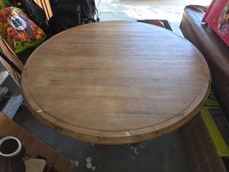 Round dining table