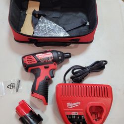 MILWAUKEE 12V Lithium-Ion Cordless 1/4 in. Screwdriver Kit with 1.5Ah Batteries, Charger and Tool Bag