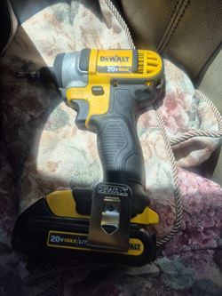 The walt twenty volt lithium battery impact drill