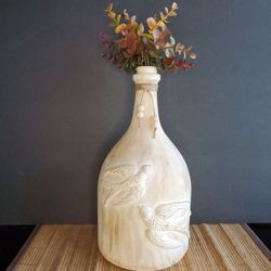 Ew pretty decorative jug in excellent condition,  nothing wrong with it.  Olive Branches And Mat not included