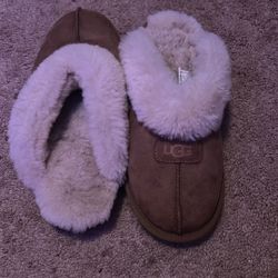 UGGS SLIPPERS 