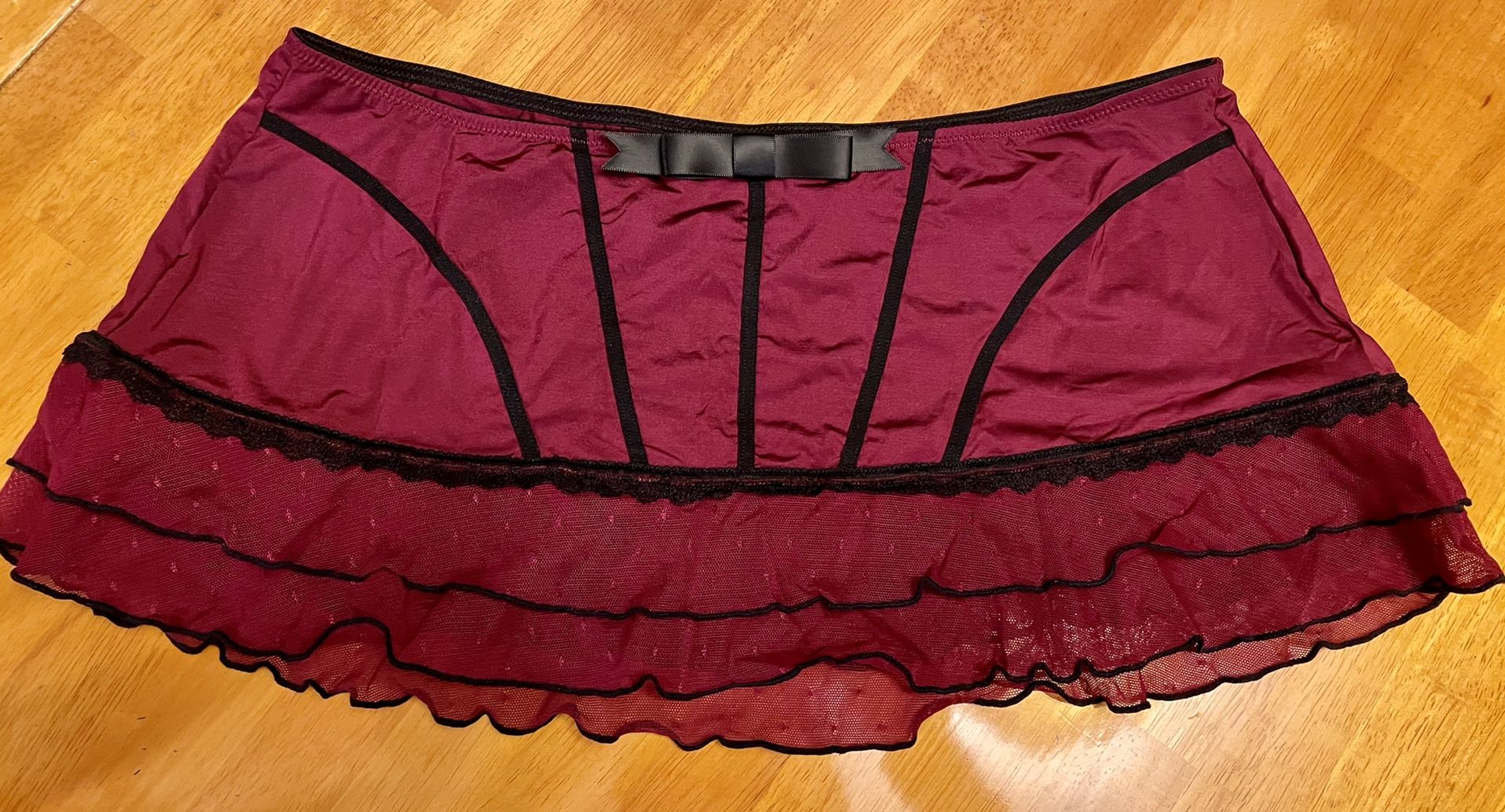 Reduced! New without tags, APT. 9 Intimates Skirt—-Size Large