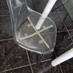 Fogata De Lujo Prende Y Caliente Y Juego De Comedor De Vidrio Y 4 Sillas De Acrílico Super Nuevo Todo 