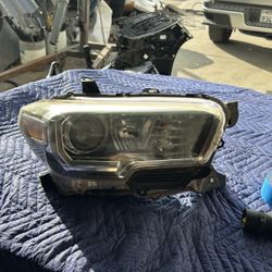 2016 2019 Toyota Tacoma Right Headlight,