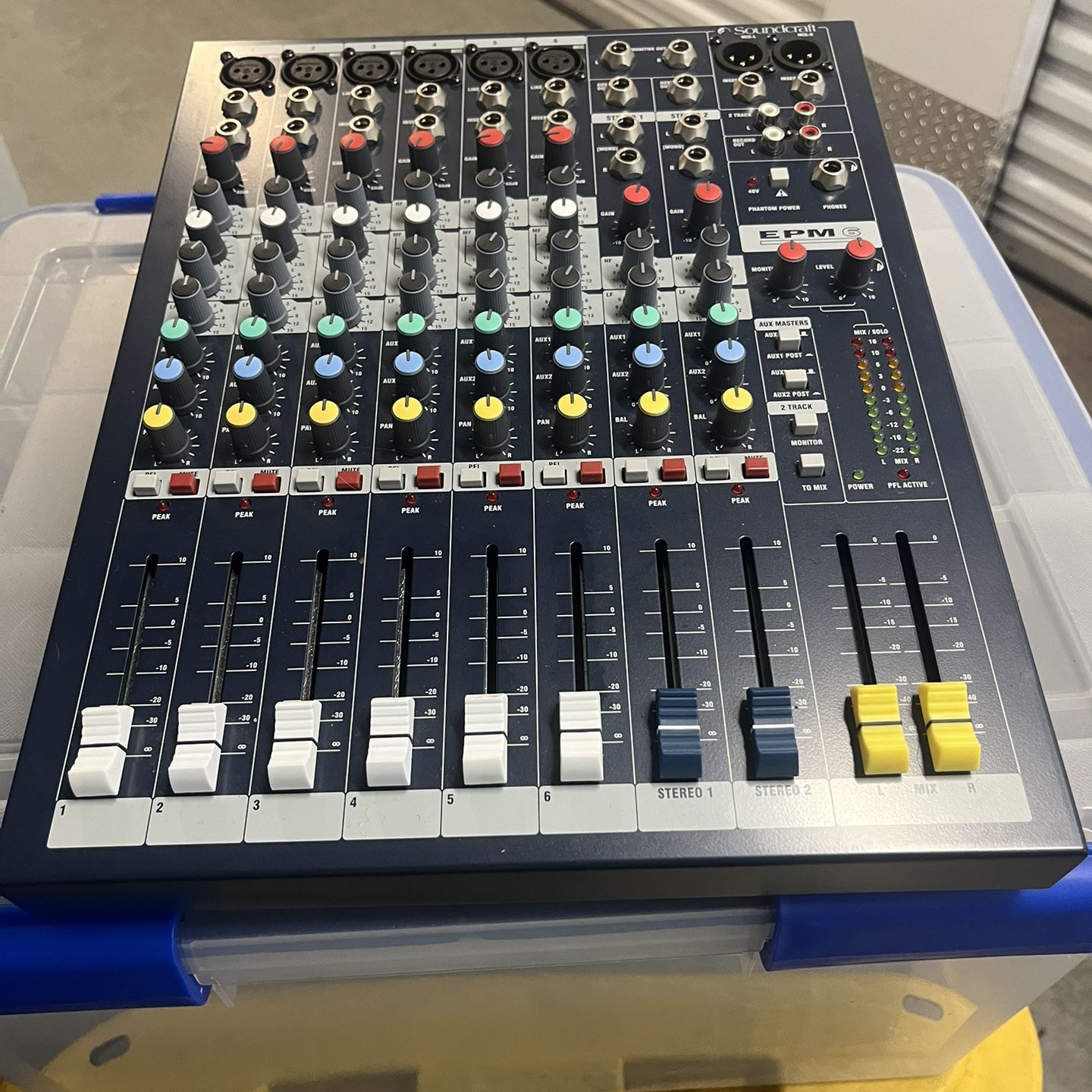 DJ MIXER  CASE INCLUDED 