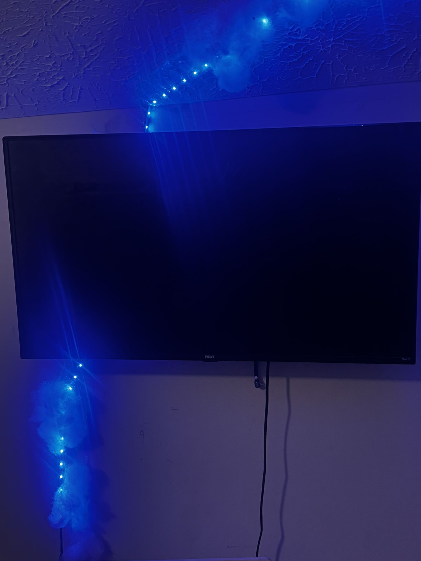 40’ RCA Roku