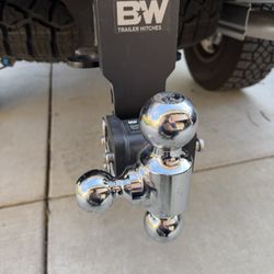 B&W Tow And Stow Trailer Hitch
