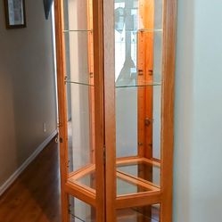 SOLID OAK & GLASS DISPLAY CURIO LIGHTED CABINET w/ 5 SHELVES & LOCKING DOOR {Like NEW Condition}