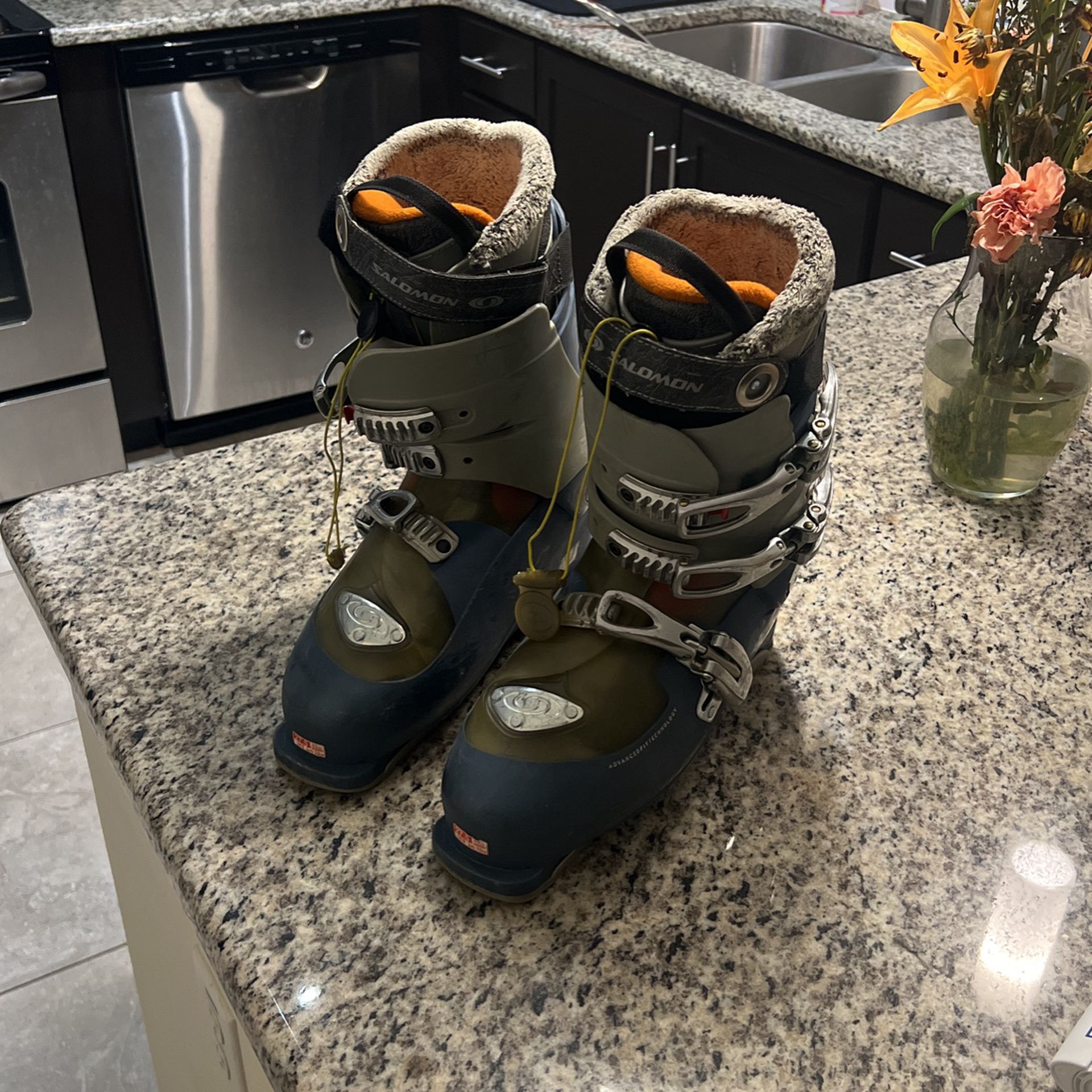 Salomon Ski Boots Women Size 10.5