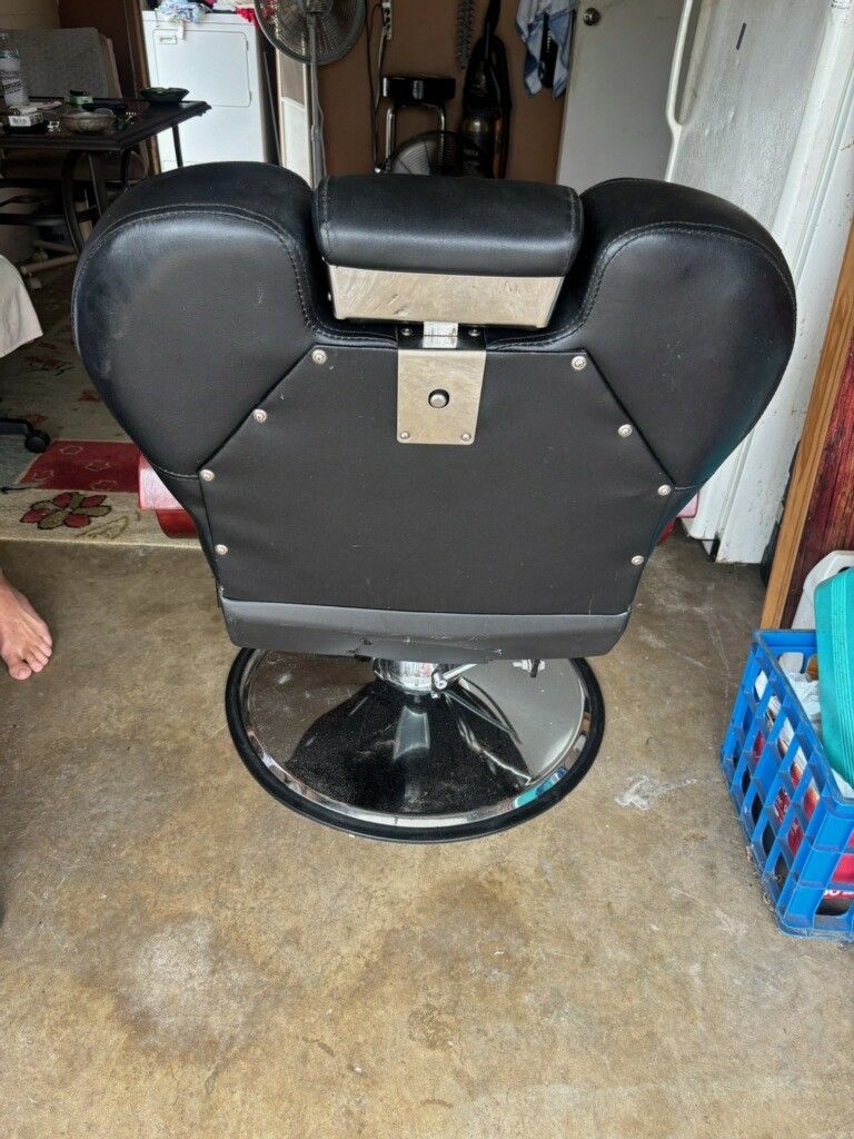Barber Salon Hydraulic Chair Or Tattoo Shop Special Fine Vintage Chair Works GREAT . 350 OBO .