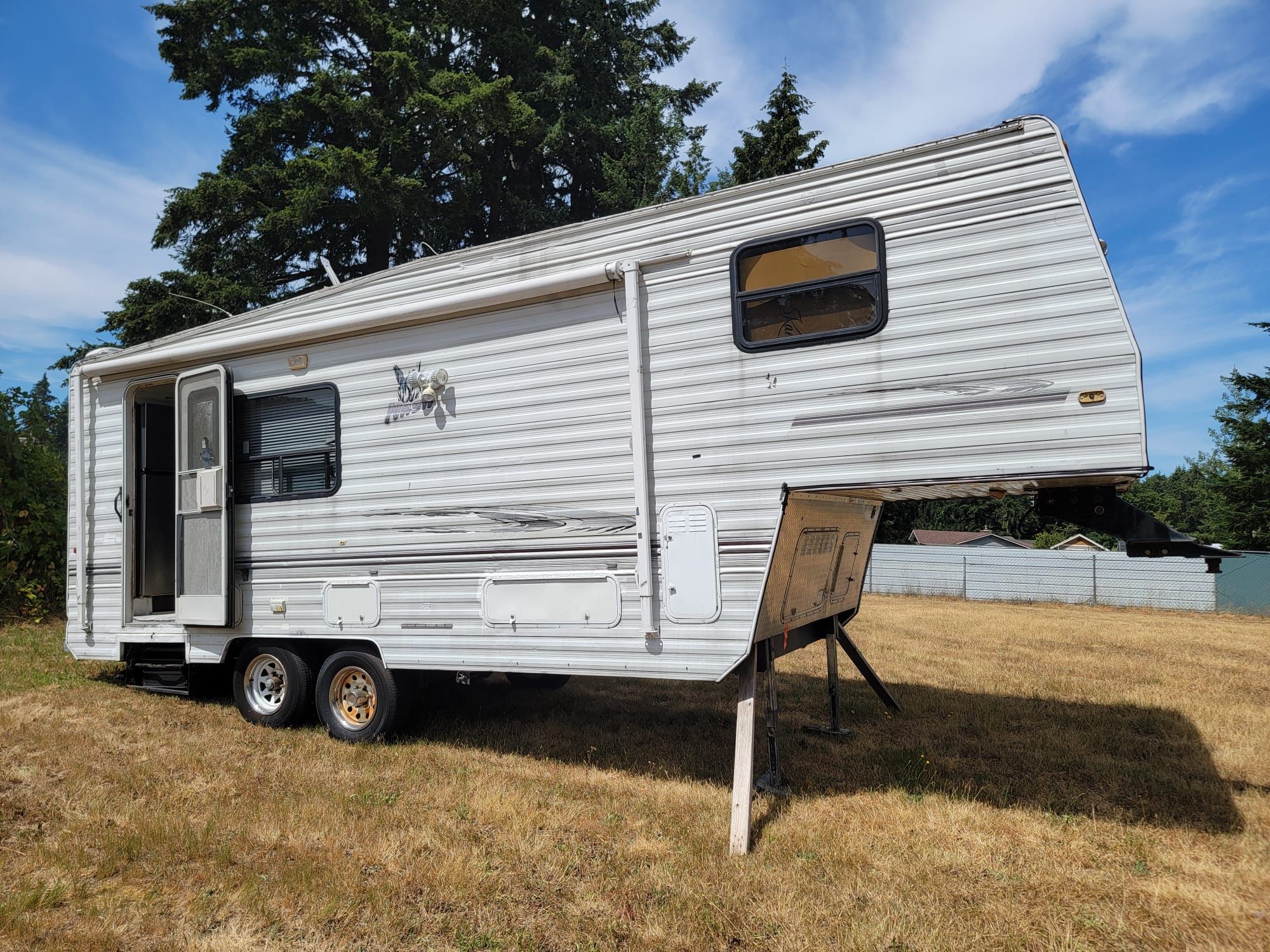 Rv 5th wheel Nash 24.5 2005