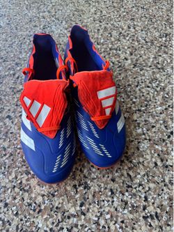Boys soccer cleats (size -8)