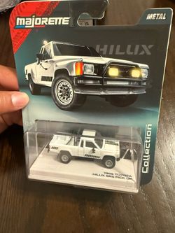Toyota hilux 1:64 scale