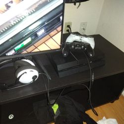 PS4 2 Remotes And A Headset 