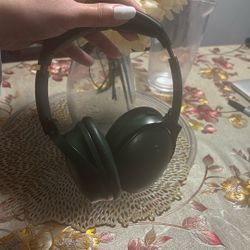 Bose Headphones Barely Used  Like New  Only For $250