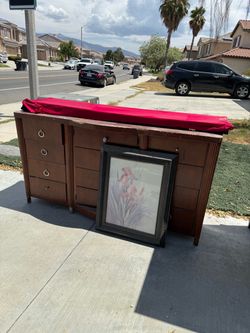 Free Dresser / Snowboard / Pic / Nightstand