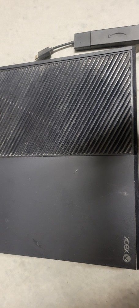 Xbox One With 2 Games 2 Controls