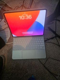 Like New 13" Apple iPad Pro M4 (512GB) and Magic Keyboard Bundle