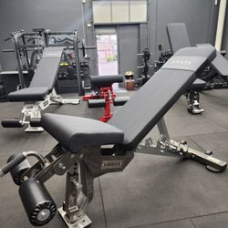 🔻 HEAVY DUTY COMMERCIAL GRADE SUPER SOLID  ADJUSTABLE BENCH THAT CAN INCLINE, DECLINE, FLAT AND MILITARY PRESS WITH WHEELS AND LEG PADS ( BRAND NEW )