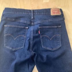 Woman’s Levi’s Boot Cut 32