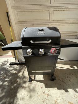 Solid black Dyna-Glo 3-burner propane grill