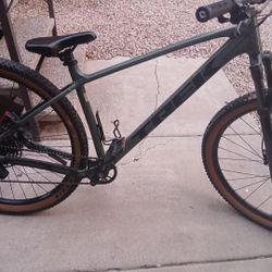 29 Inch Trek Marlin 7   3rd Genaration Hydraulic Brakes 12 Gears In Back