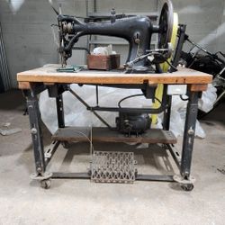 Singer 7-31 Industrial Sewing Machine With Dark Wood Table