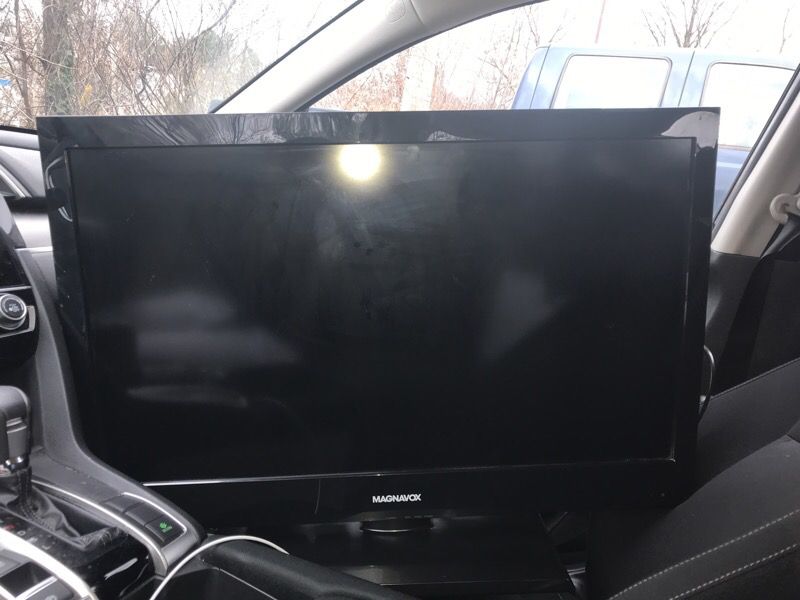 Magnavox Flatscreen TV 32 inch LCD HDTV