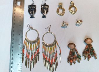 5 assorted pairs of vintage earrings including bohemian style earrings featuring diverse materials like bronze, beaded tube drops, and faux pearls

Pi