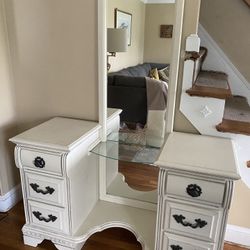 Antique Dresser/ Makeup Vanity 