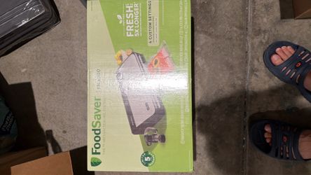 FoodSaver FM2900. Brand new food vacuum sealing system