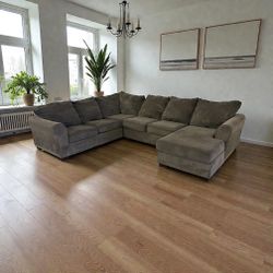 3- PIECE GRAY SECTIONAL w/ CHAISE (FREE DELIVERY)(NEW CASTLE, DE 19720)