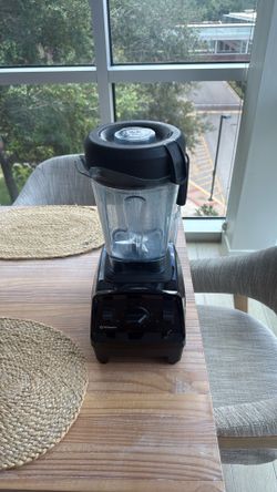 Vitamix blender with personal smoothie blending attachment and bottles