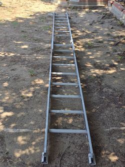 Aluminum Extension Ladder – Heavy Duty & Reliable