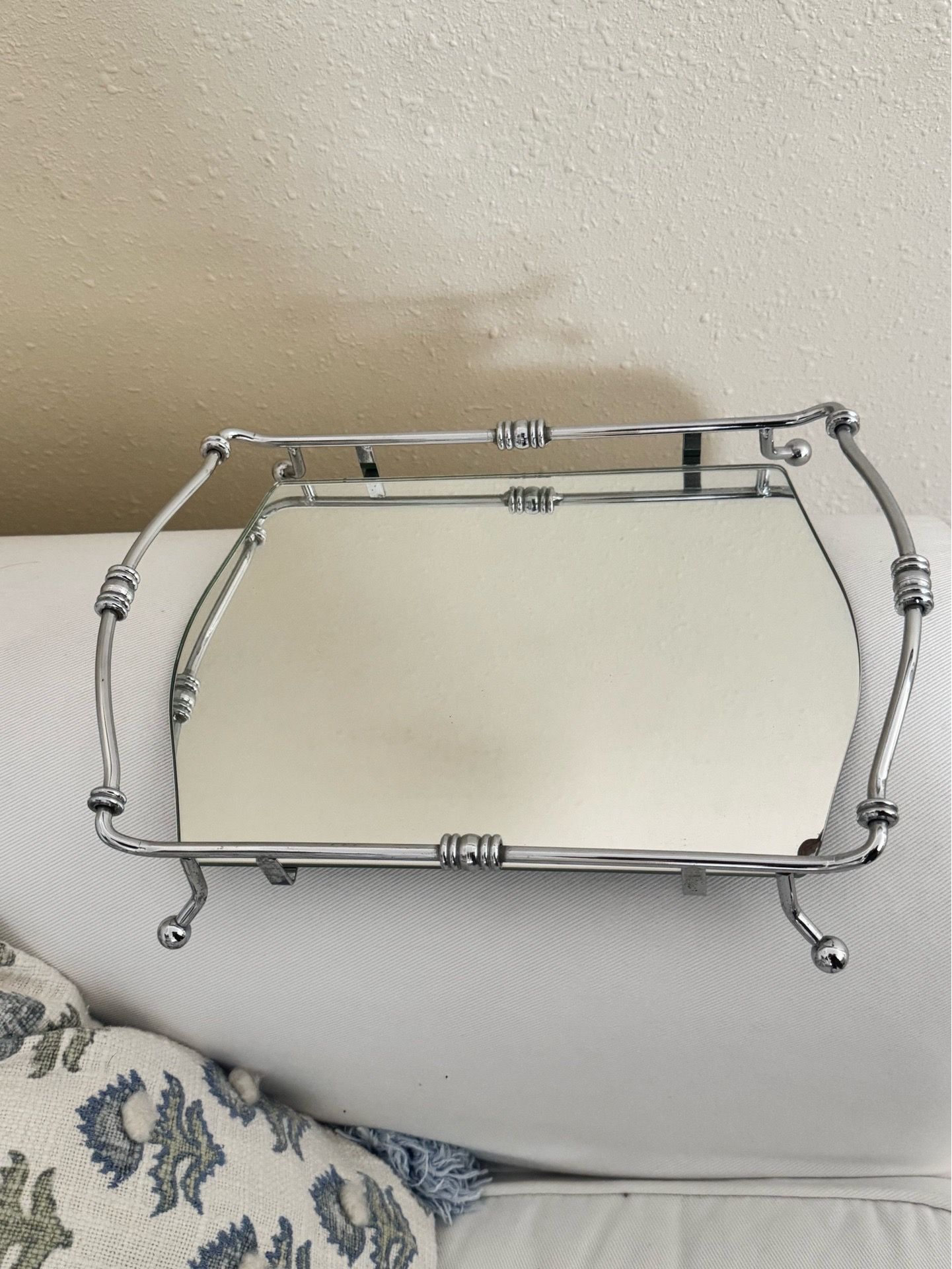 Mirror vanity stand
