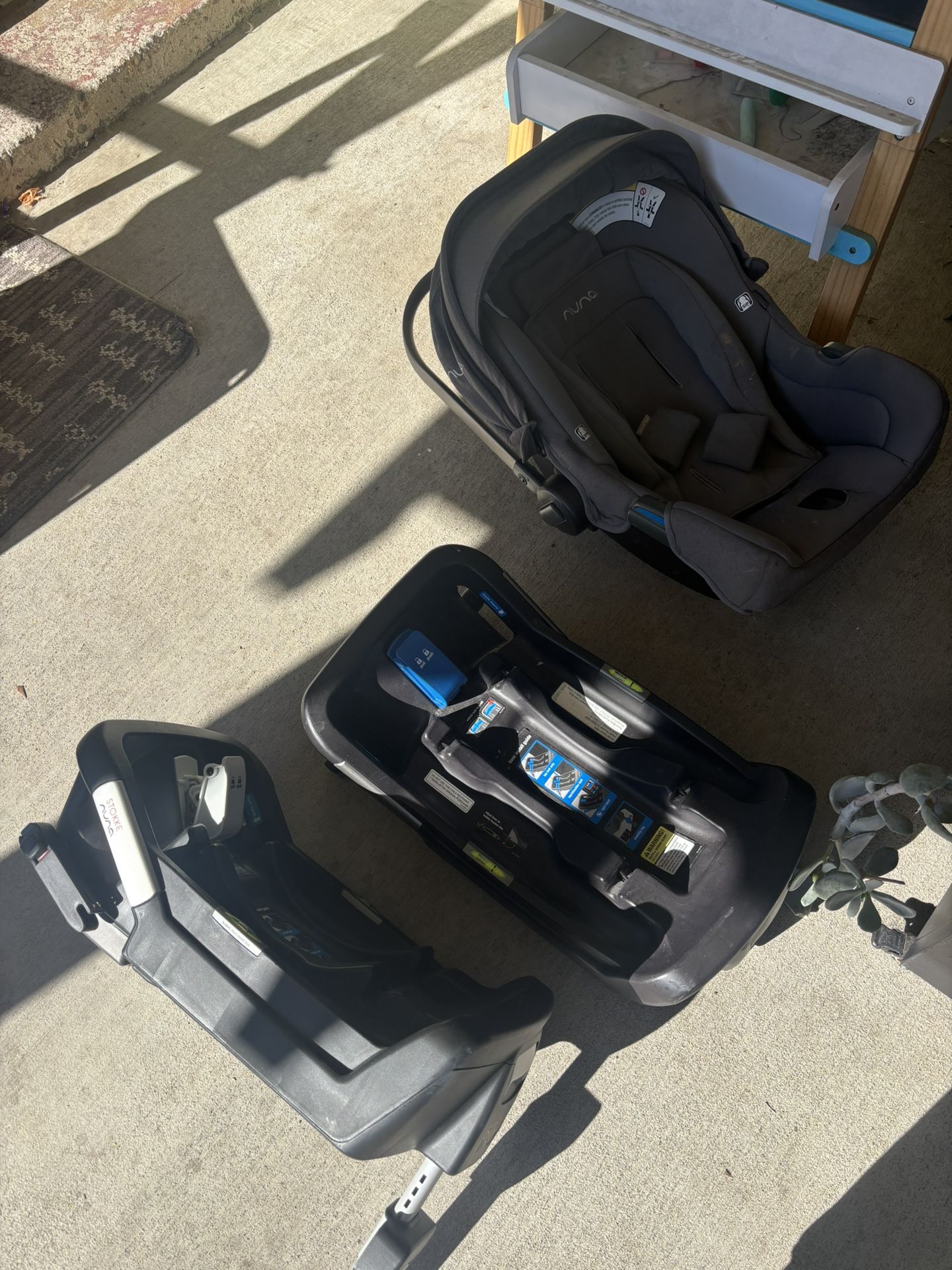 Nuna Pipa car seat with Two Bases