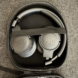 JBL Tune 770NC w/ generic case