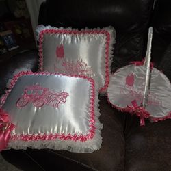 Quinceañera/Lady 15th BDay: Cinderella Pillows & Basket (broken handle)