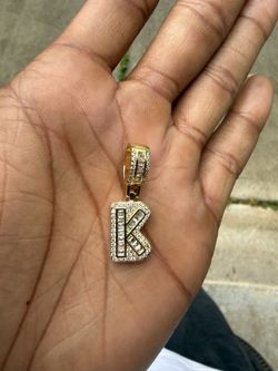 Good pendant with lab grown diamonds