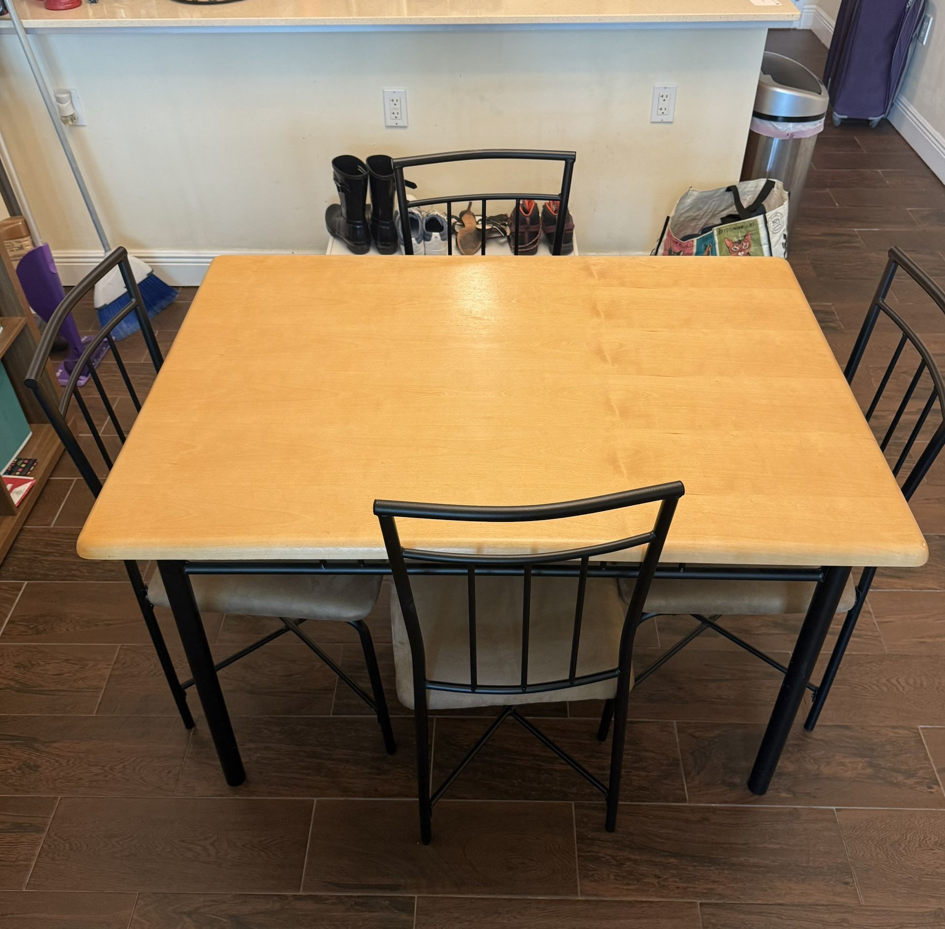 4-Person Dining Table + 4 Chairs – Light Wood