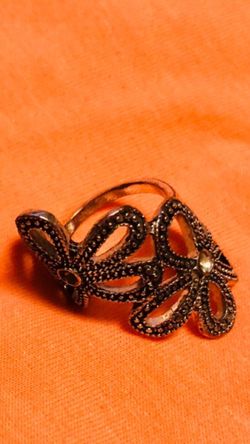 Silver ring. Unsure of size. I’m guessing around a 6