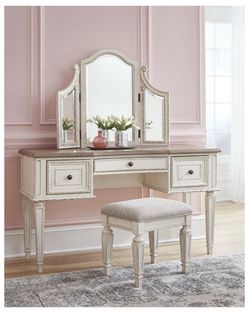 Signature Design by Ashley Realyn Traditional Cottage 3 Drawer Vanity Set with Dovetail Construction