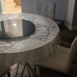 Glass Dinner Table Round  Excellent Condition 
