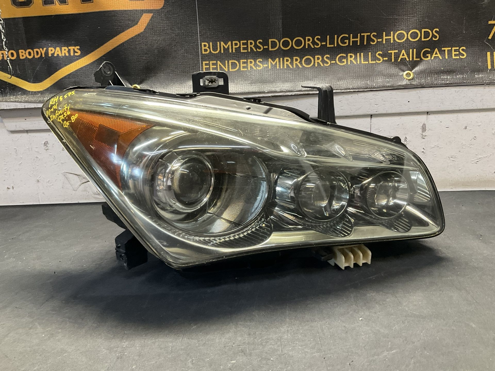 INFINITI QX80/QX56 RH HEADLIGHT 2011-2014 oem