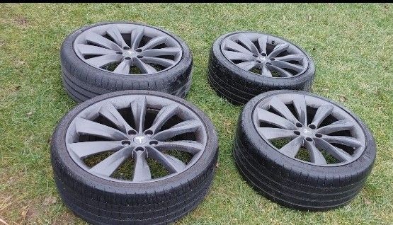 Tesla Model S 21 Inch Staggered Turbines Rims and Tires